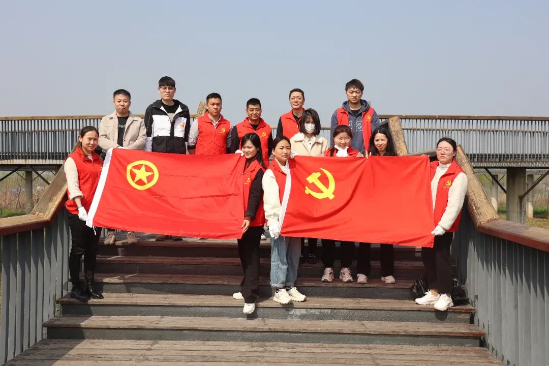 守護(hù)長(zhǎng)江最美岸線│華中木業(yè)黨支部組織開展“學(xué)雷鋒”志愿服務(wù)活動(dòng)